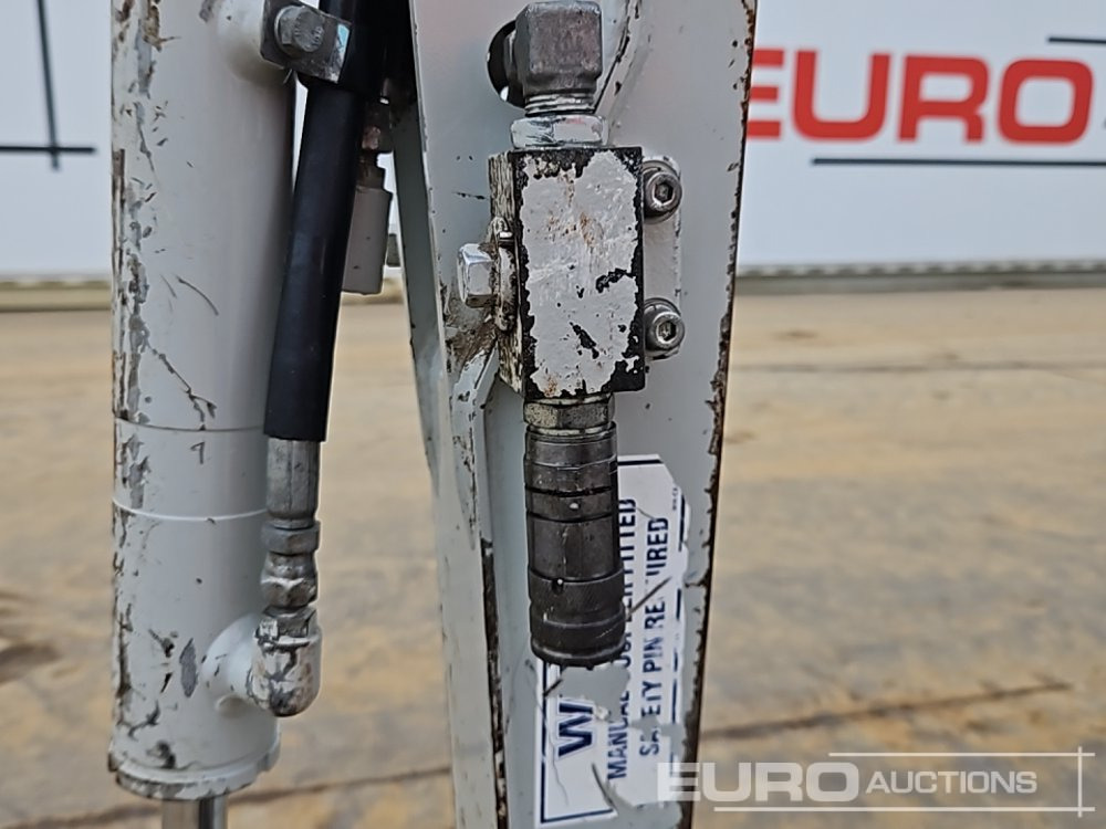 Mini excavator 2021 Takeuchi TB210R: picture 32