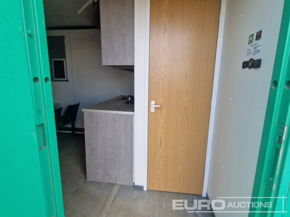 Shipping container 22' x 9' Welfare Unit, Drying Room, W/C, 6kVA Stephill Generator (Cannot Be Reconsigned): picture 10