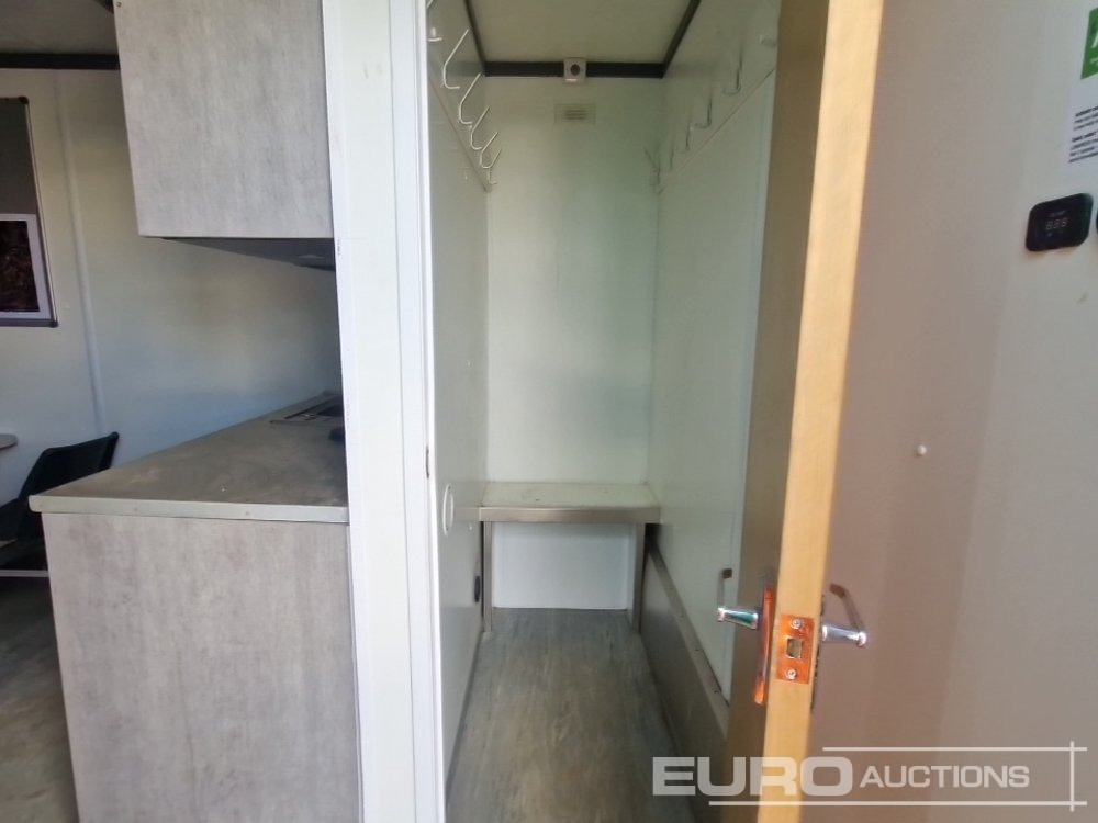 Shipping container 22' x 9' Welfare Unit, Drying Room, W/C, 6kVA Stephill Generator (Cannot Be Reconsigned): picture 16