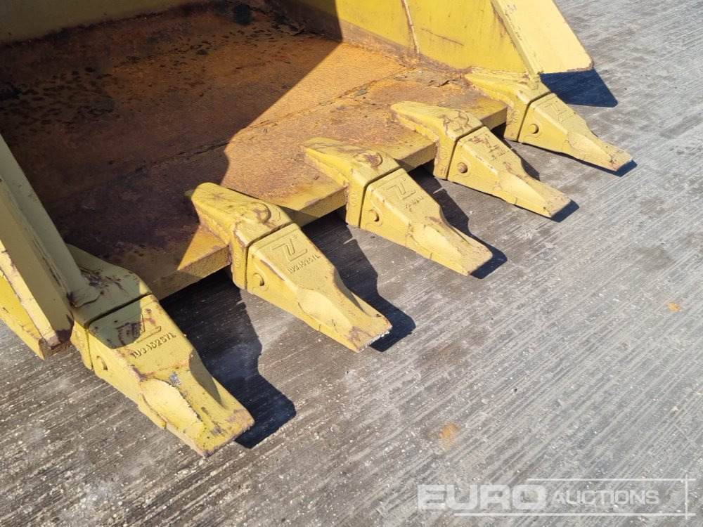 Bucket 64" Digging Bucket 80mm Pin to suit 20 Ton Excavator: picture 9