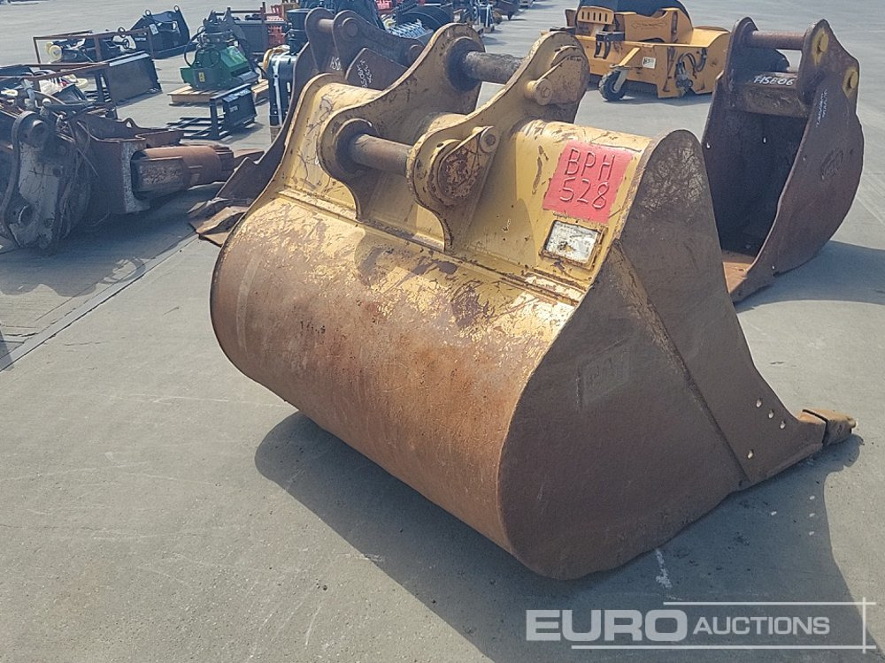 CAT 60" Digging Bucket 80mm Pin to suit 20 Ton Excavator - Bucket: picture 5 CAT 60" Digging Bucket 80mm Pin to suit 20 Ton Excavator - Bucket: picture 5