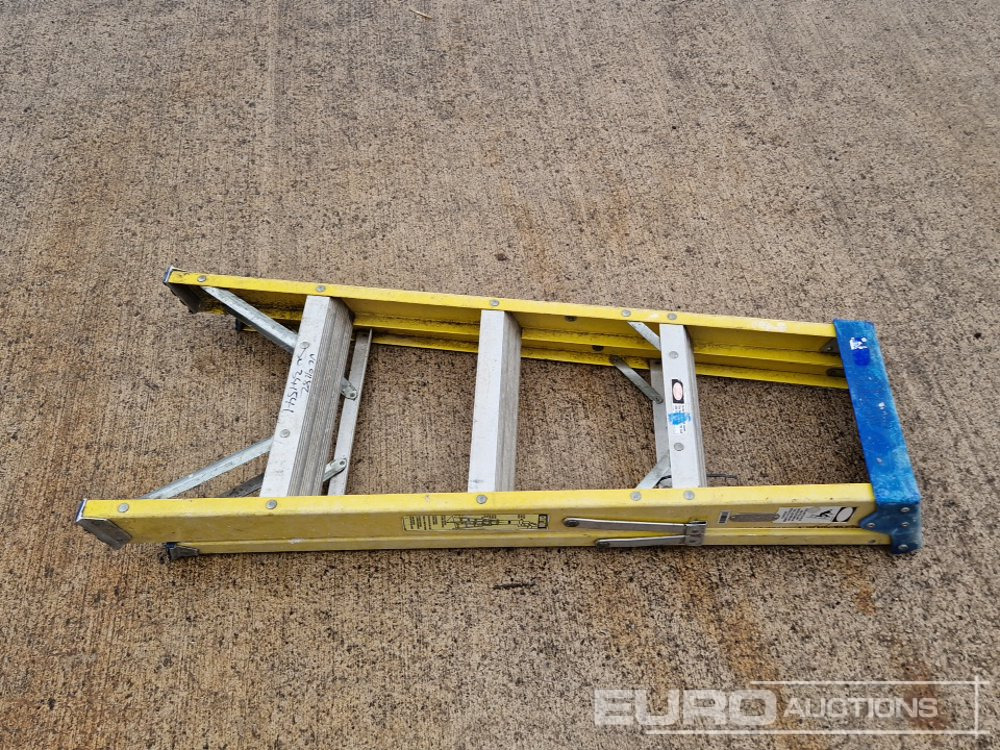 Clow 4 Tread Fibreglass Step Ladder - Construction equipment: picture 2 Clow 4 Tread Fibreglass Step Ladder - Construction equipment: picture 2