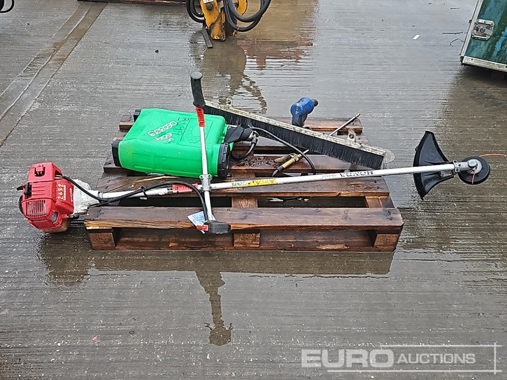 Honda Petrol Strimmer, Back Pack Pump Sprayer, Concrete Float With Brush - Construction equipment: picture 4 Honda Petrol Strimmer, Back Pack Pump Sprayer, Concrete Float With Brush - Construction equipment: picture 4