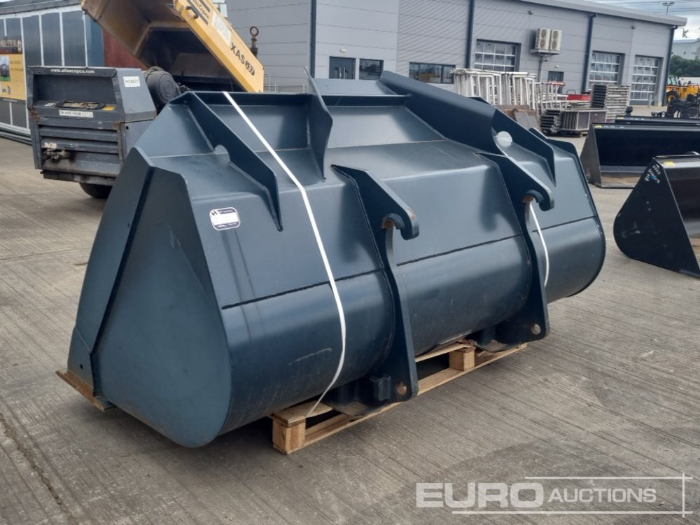 Hyundai 104" Loading Bucket to suit Hyundai HL940 Wheeled Loader - Bucket: picture 3 Hyundai 104" Loading Bucket to suit Hyundai HL940 Wheeled Loader - Bucket: picture 3