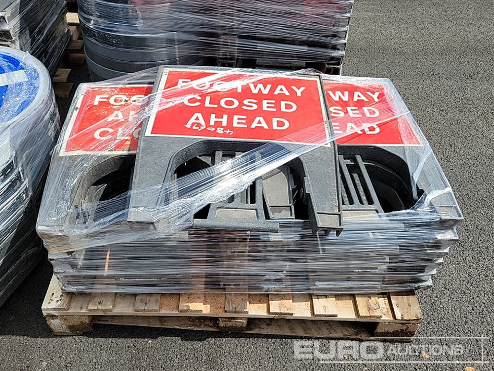 Construction equipment Pallet of Road Signs (7 of), Pallet of Driveway Boards (2 of): picture 12