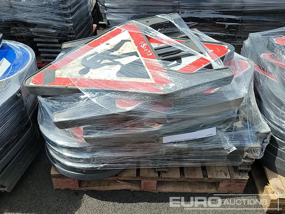 Construction equipment Pallet of Road Signs (7 of), Pallet of Driveway Boards (2 of): picture 17