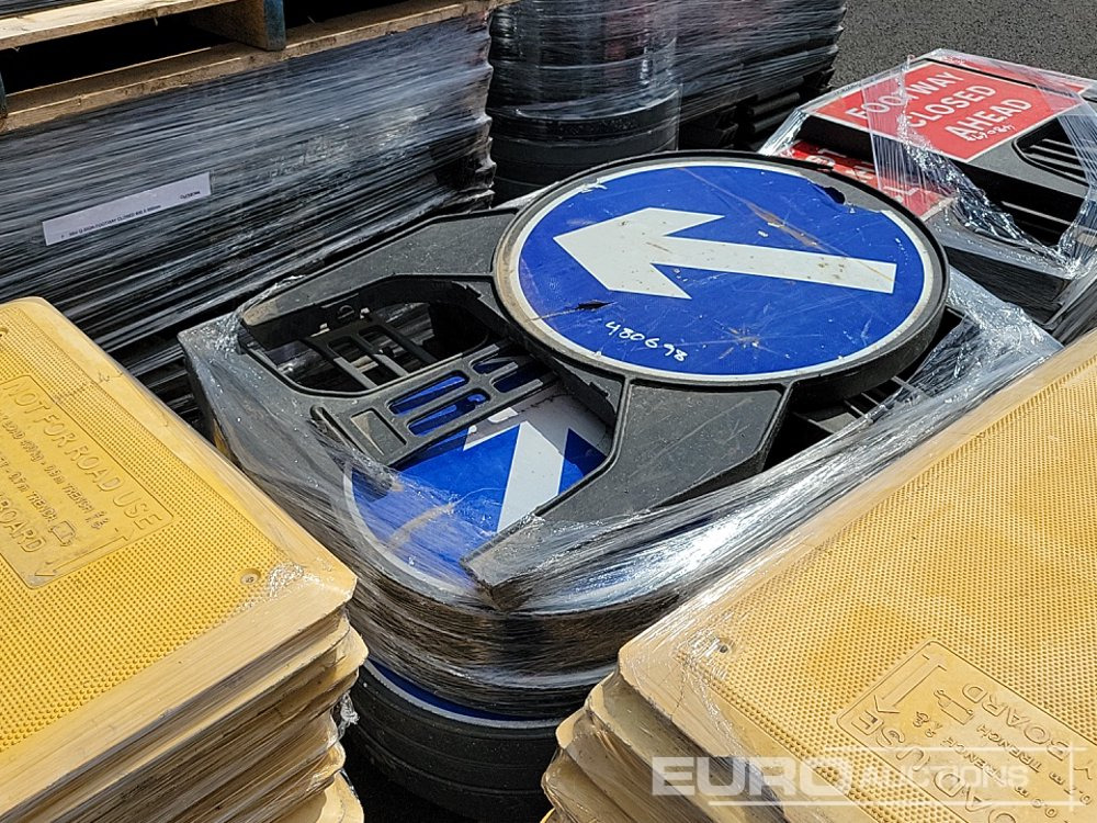 Construction equipment Pallet of Road Signs (7 of), Pallet of Driveway Boards (2 of): picture 11