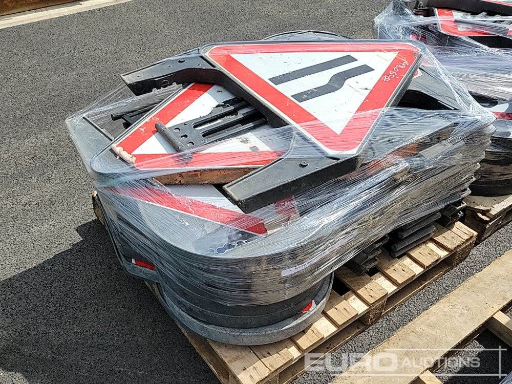 Construction equipment Pallet of Road Signs (7 of), Pallet of Driveway Boards (2 of): picture 16