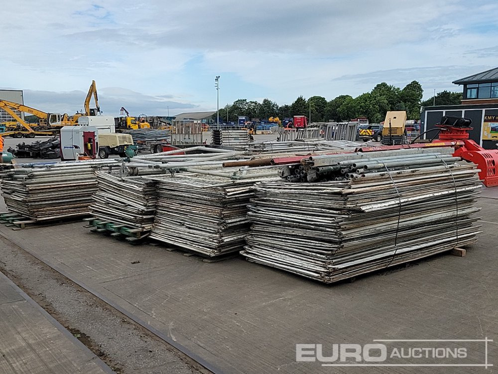Construction equipment Selection of Various Size GASS Ledger Frames (6 Pallets of), Pallet of Steel Mesh Panels (4 of): picture 12