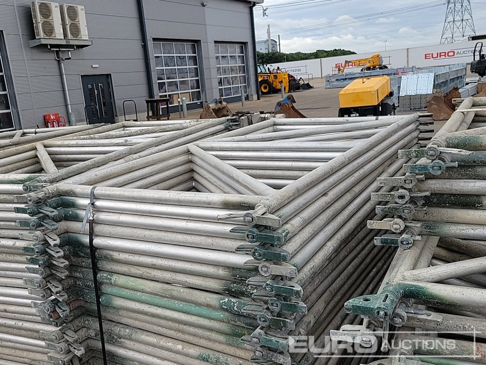 Construction equipment Selection of Various Size GASS Ledger Frames (6 Pallets of), Pallet of Steel Mesh Panels (4 of): picture 8