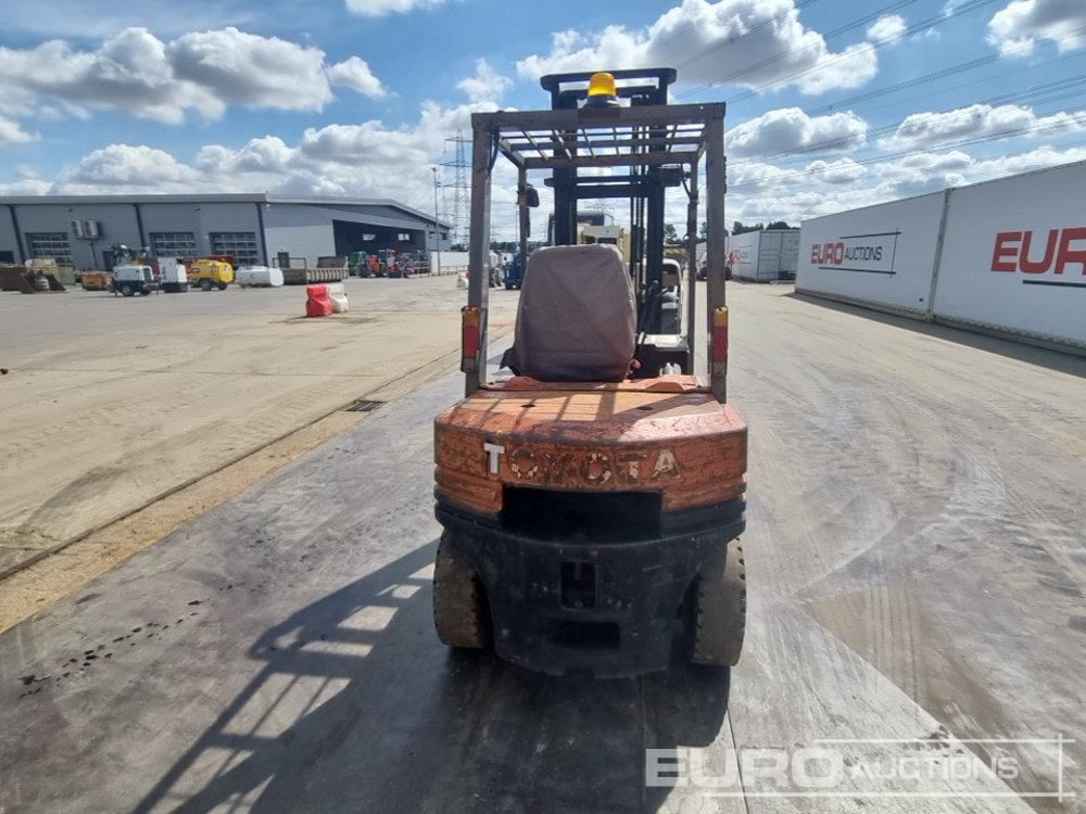 Toyota Diesel Forklift, 2 Stage Mast, Side Shift, Forks - Forklift: picture 4 Toyota Diesel Forklift, 2 Stage Mast, Side Shift, Forks - Forklift: picture 4