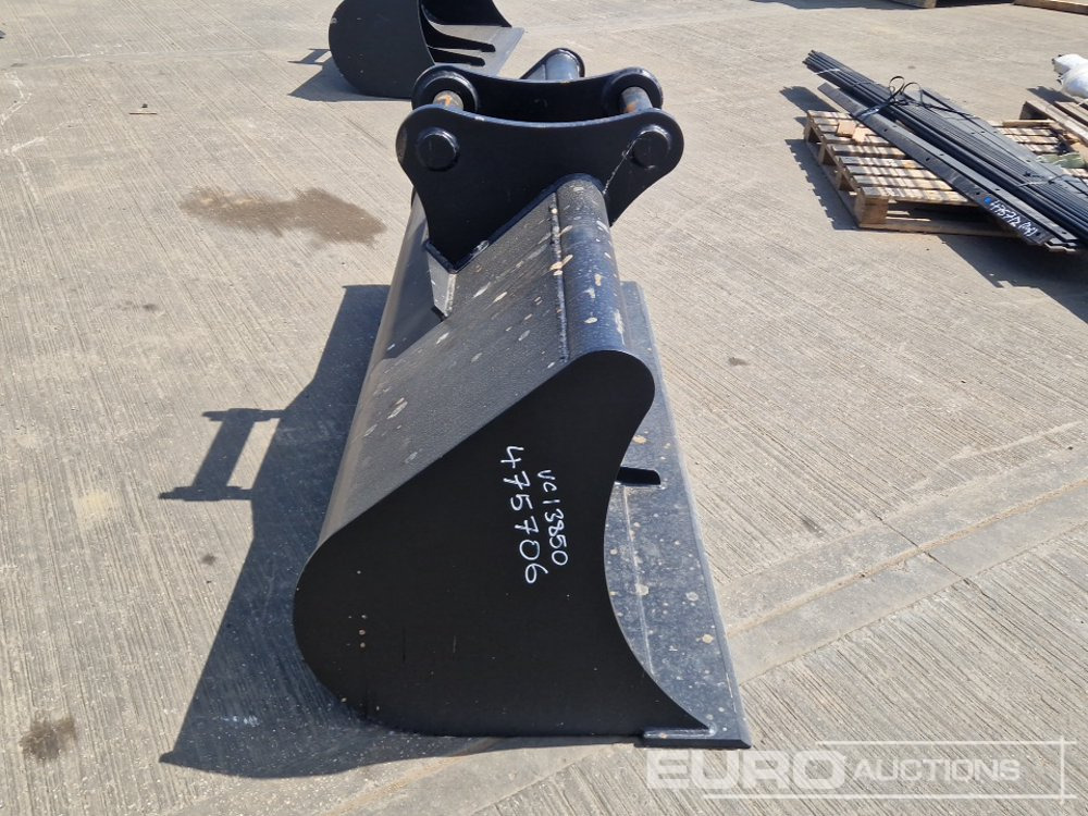 New Bucket Unused 70" Ditching Bucket 65mm Pin to suit 13 Ton Excavator: picture 6