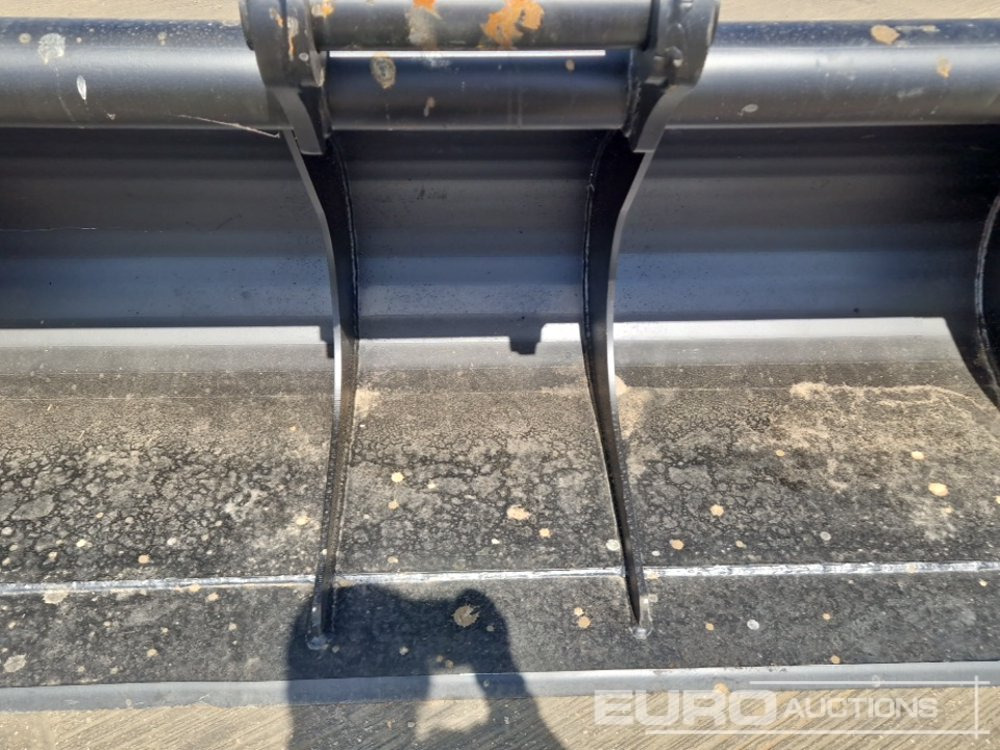 New Bucket Unused 70" Ditching Bucket 65mm Pin to suit 13 Ton Excavator: picture 10