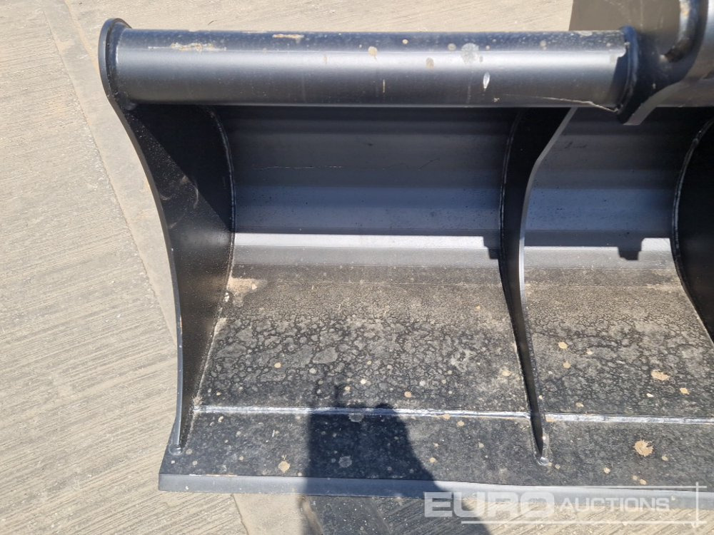New Bucket Unused 70" Ditching Bucket 65mm Pin to suit 13 Ton Excavator: picture 11
