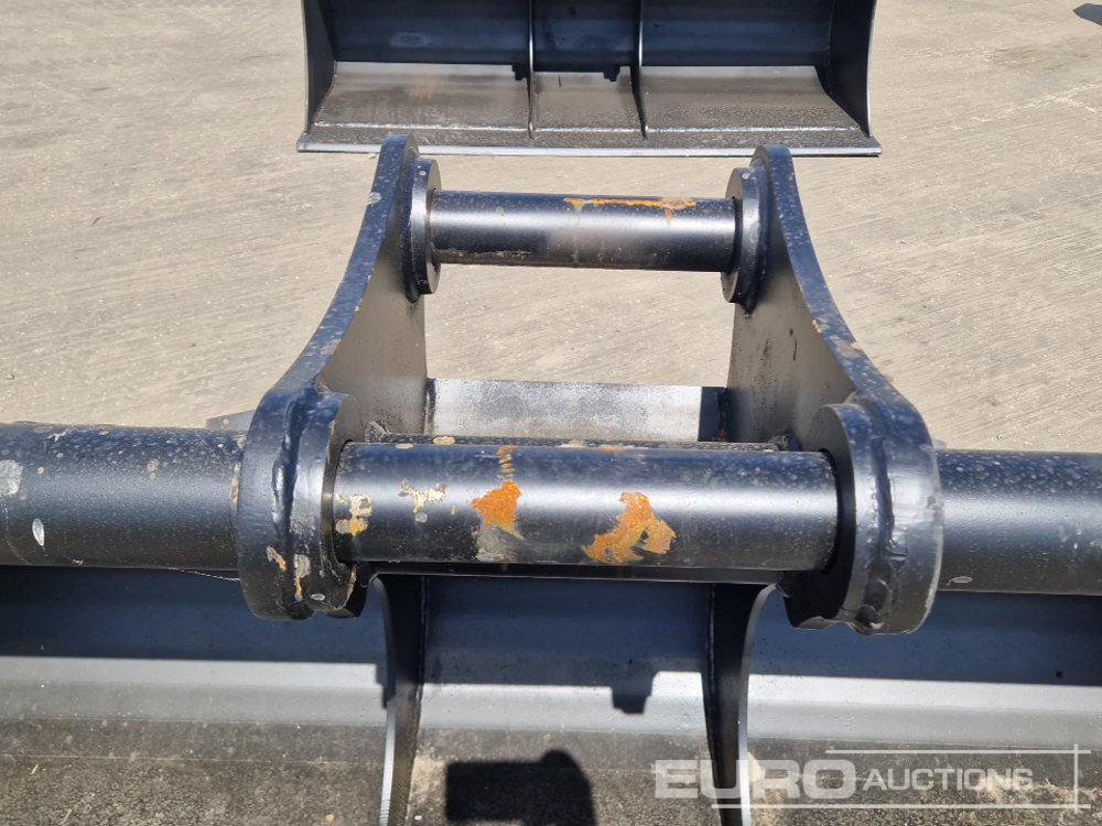 New Bucket Unused 70" Ditching Bucket 65mm Pin to suit 13 Ton Excavator: picture 12
