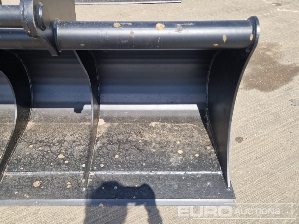 New Bucket Unused 70" Ditching Bucket 65mm Pin to suit 13 Ton Excavator: picture 9