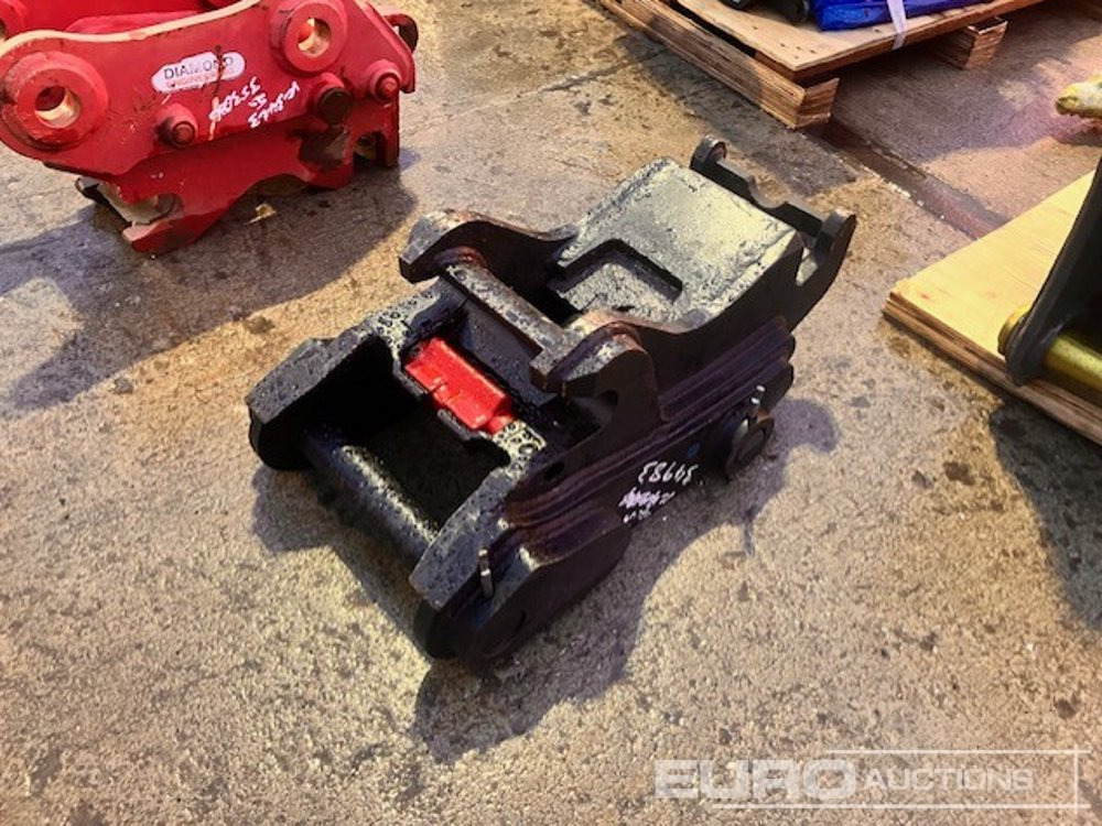 Unused CAT Hydraulic Double Lock QH 50mm Pin to suit 6-8 Ton Excavator - Quick coupler: picture 1 Unused CAT Hydraulic Double Lock QH 50mm Pin to suit 6-8 Ton Excavator - Quick coupler: picture 1