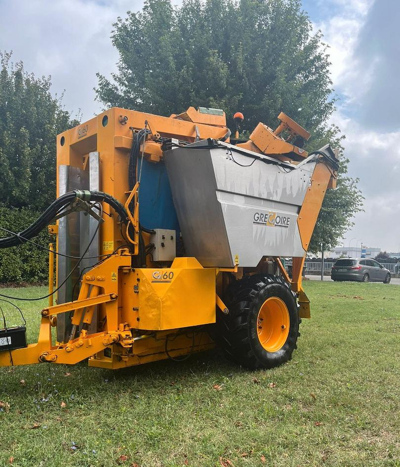 Vendemmiatrice usata Gregoire G60I - Grape harvesting machine: picture 1 Vendemmiatrice usata Gregoire G60I - Grape harvesting machine: picture 1