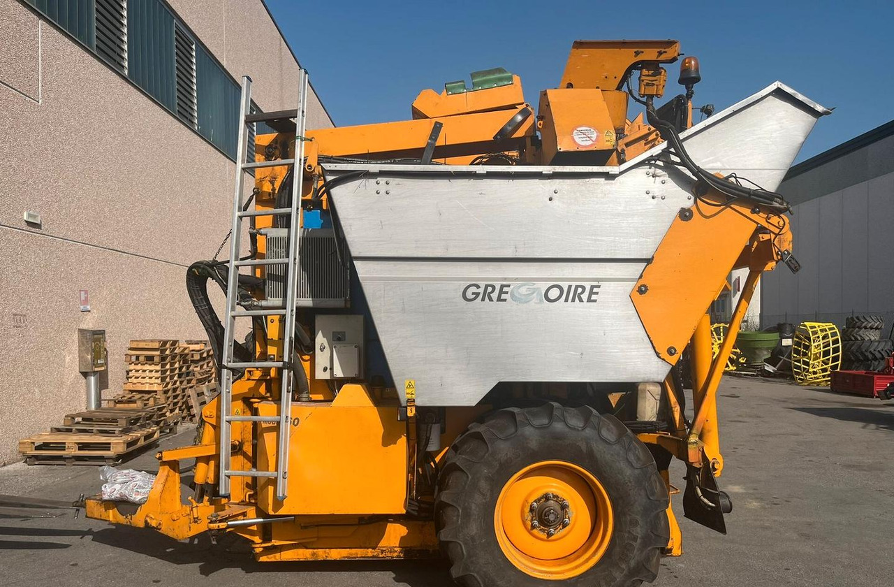 Vendemmiatrice usata Grégoire G60I - Grape harvesting machine: picture 1 Vendemmiatrice usata Grégoire G60I - Grape harvesting machine: picture 1