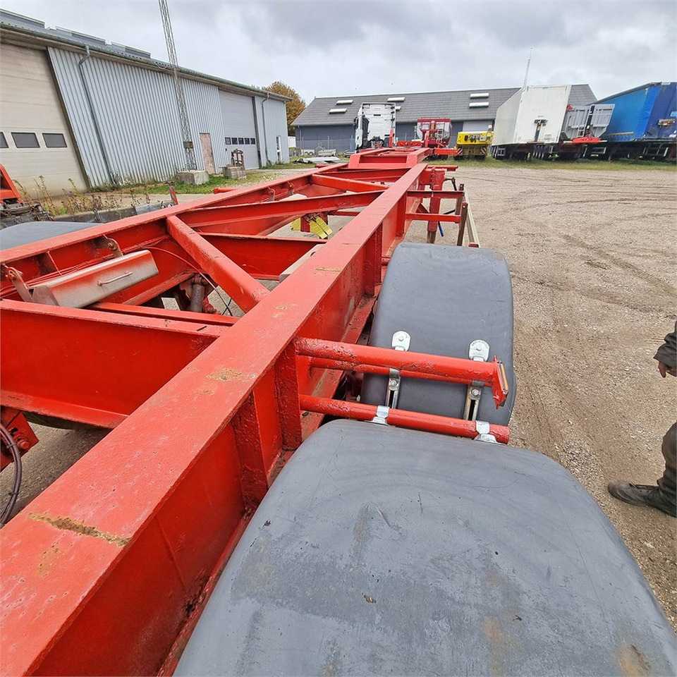 Container transporter/ Swap body semi-trailer HFR Container chassis: picture 10