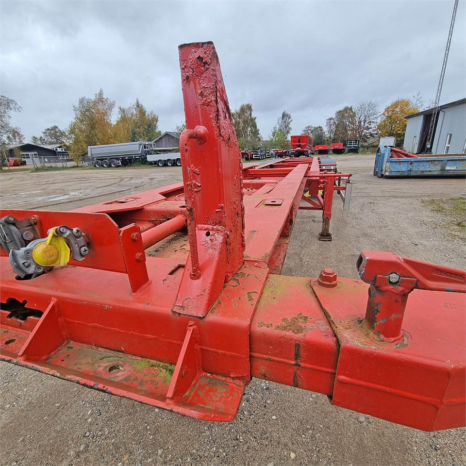 Container transporter/ Swap body semi-trailer HFR Container chassis: picture 18