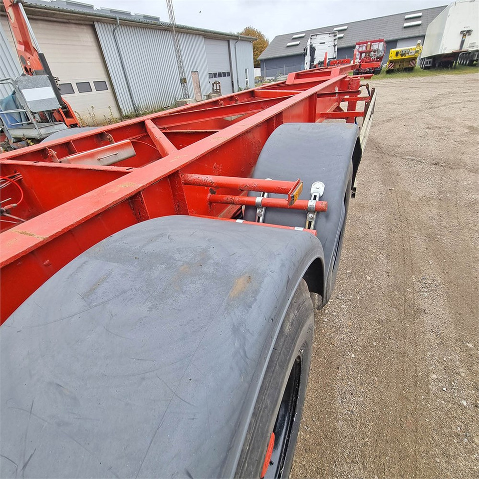Container transporter/ Swap body semi-trailer HFR Container chassis: picture 9