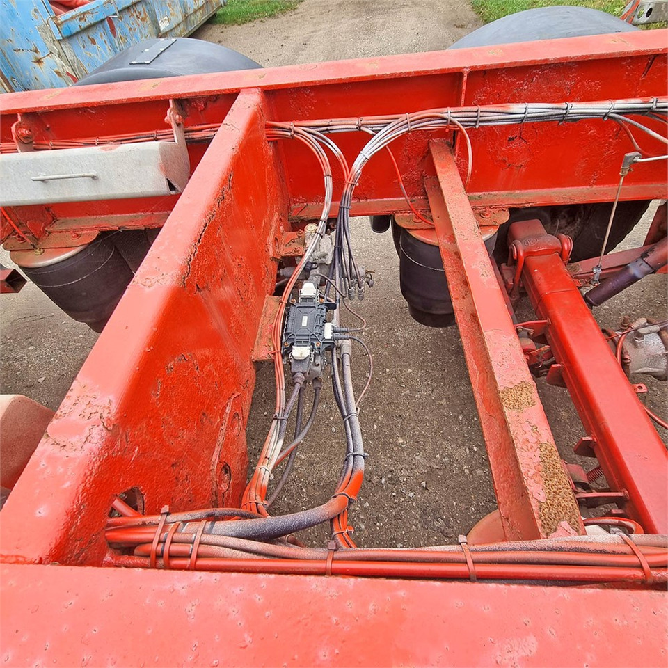 Container transporter/ Swap body semi-trailer HFR Container chassis: picture 12