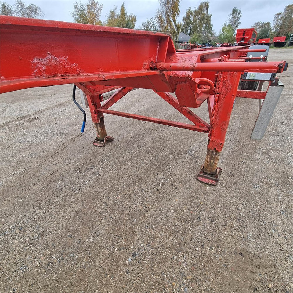 Container transporter/ Swap body semi-trailer HFR Container chassis: picture 19