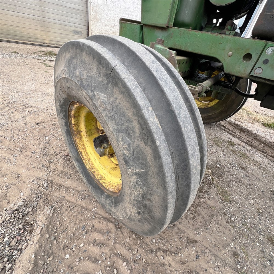 Farm tractor John Deere 2140: picture 32