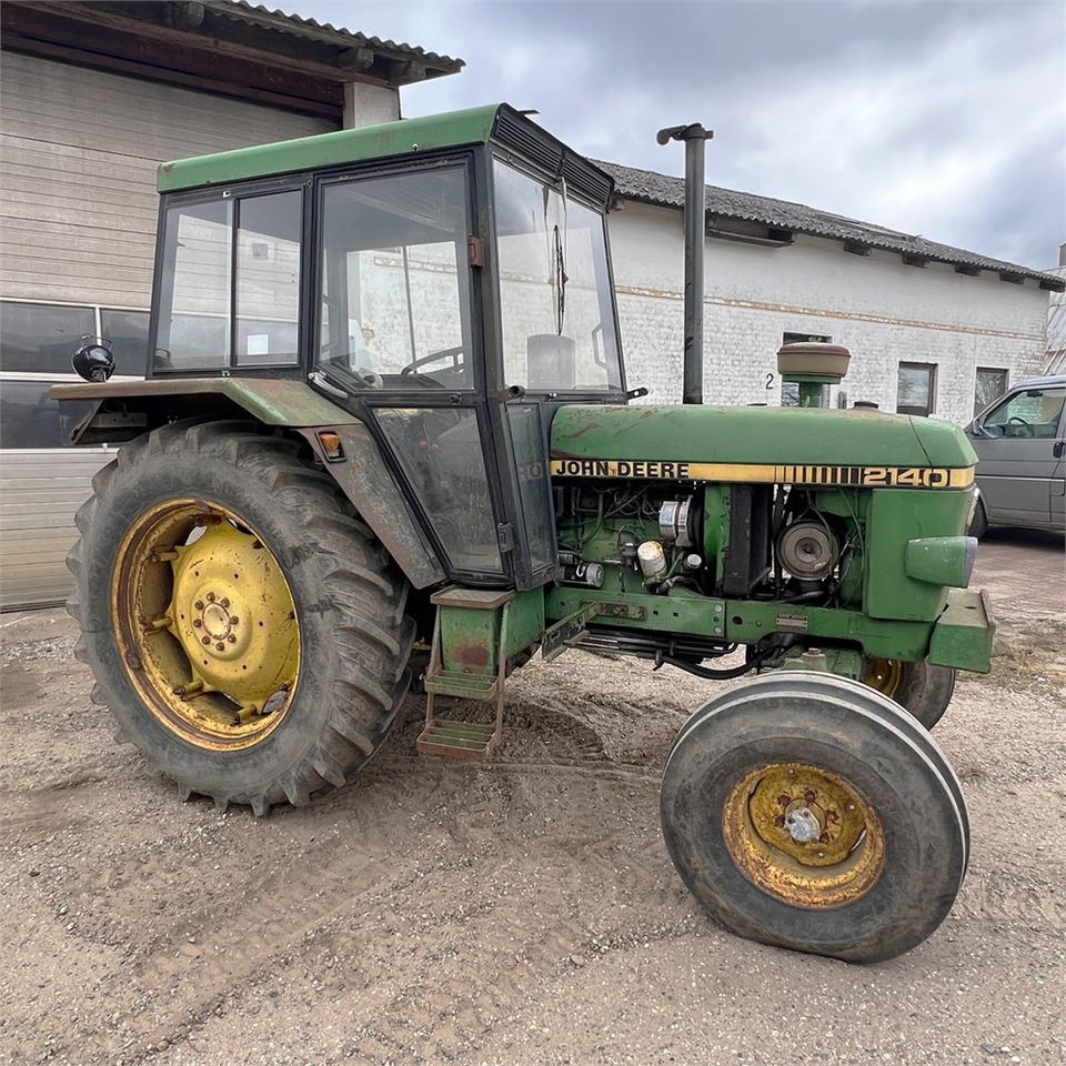 Farm tractor John Deere 2140: picture 7