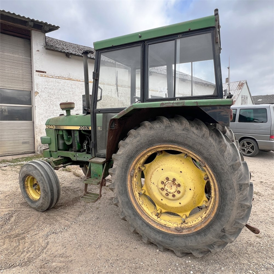 Farm tractor John Deere 2140: picture 13