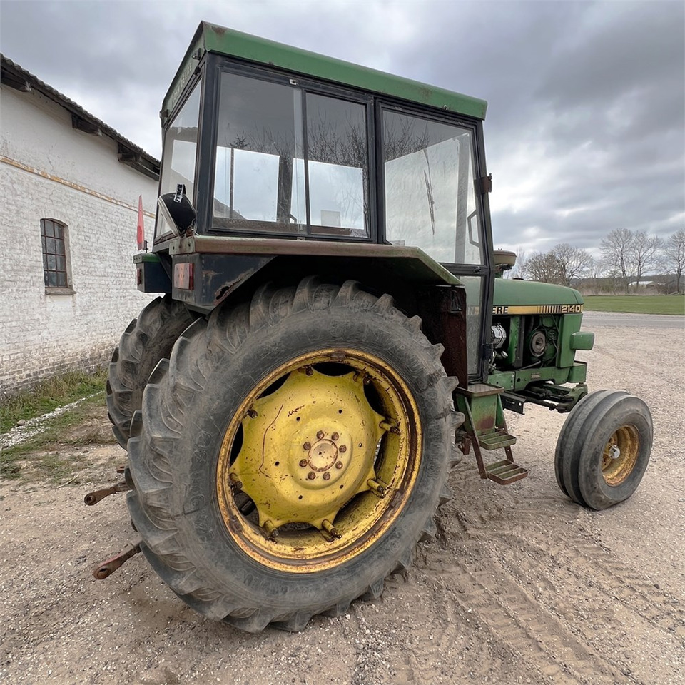 Farm tractor John Deere 2140: picture 9