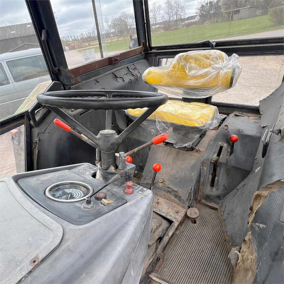 Farm tractor John Deere 2140: picture 16