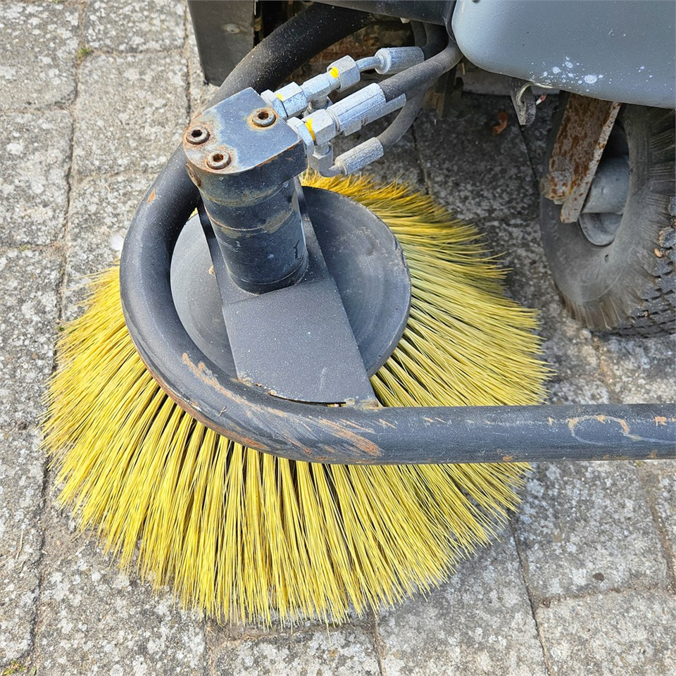 Kärcher Km 100/100 RG - Industrial sweeper: picture 3 Kärcher Km 100/100 RG - Industrial sweeper: picture 3