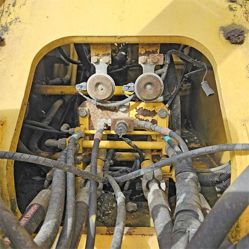 Crawler excavator Komatsu PC240 LC-8: picture 36