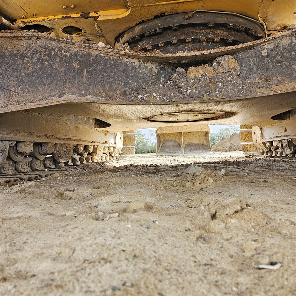 Crawler excavator Komatsu PC240 LC-8: picture 43