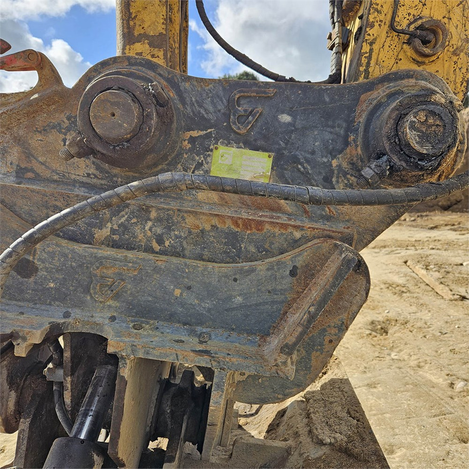 Crawler excavator Komatsu PC240 LC-8: picture 30