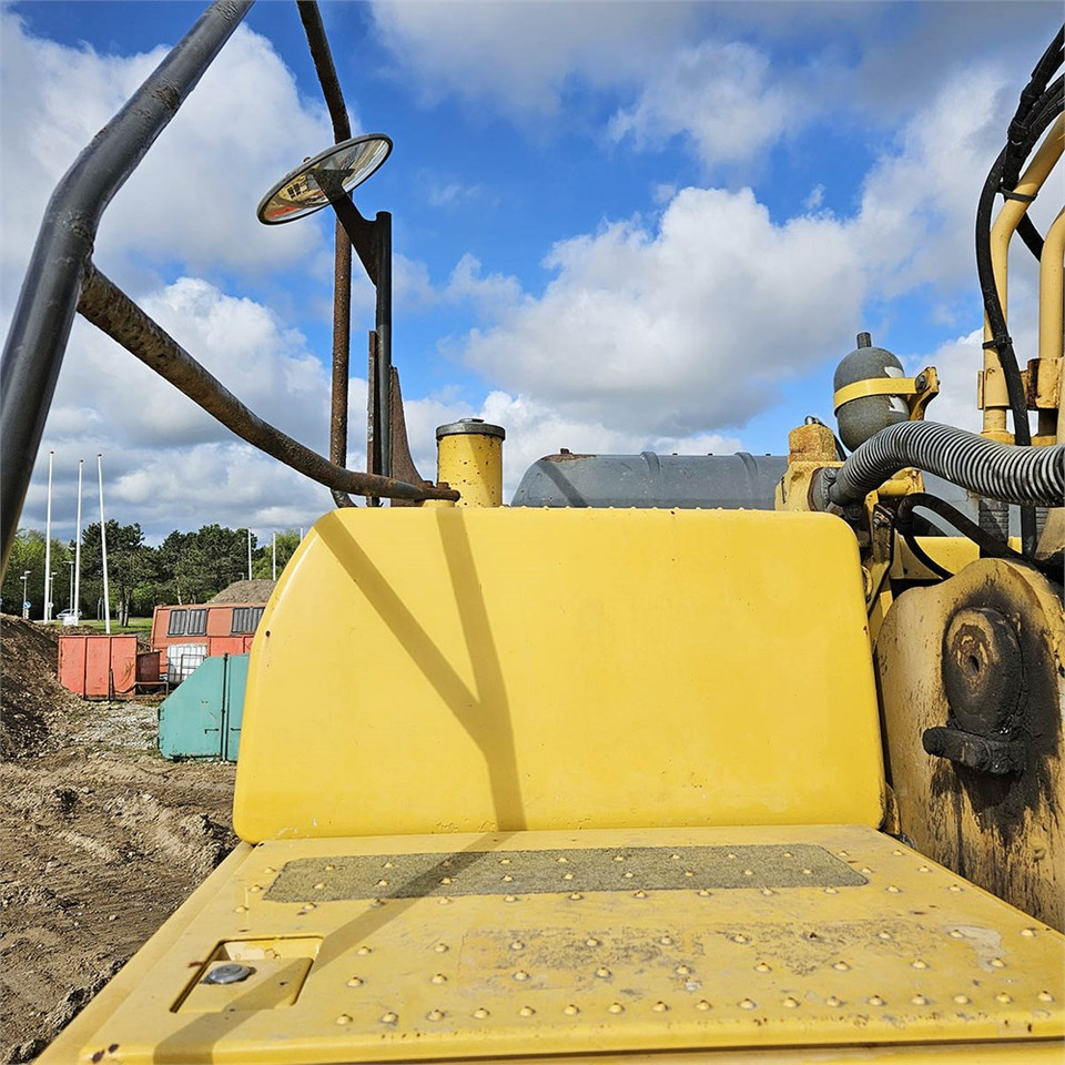Crawler excavator Komatsu PC240 LC-8: picture 37