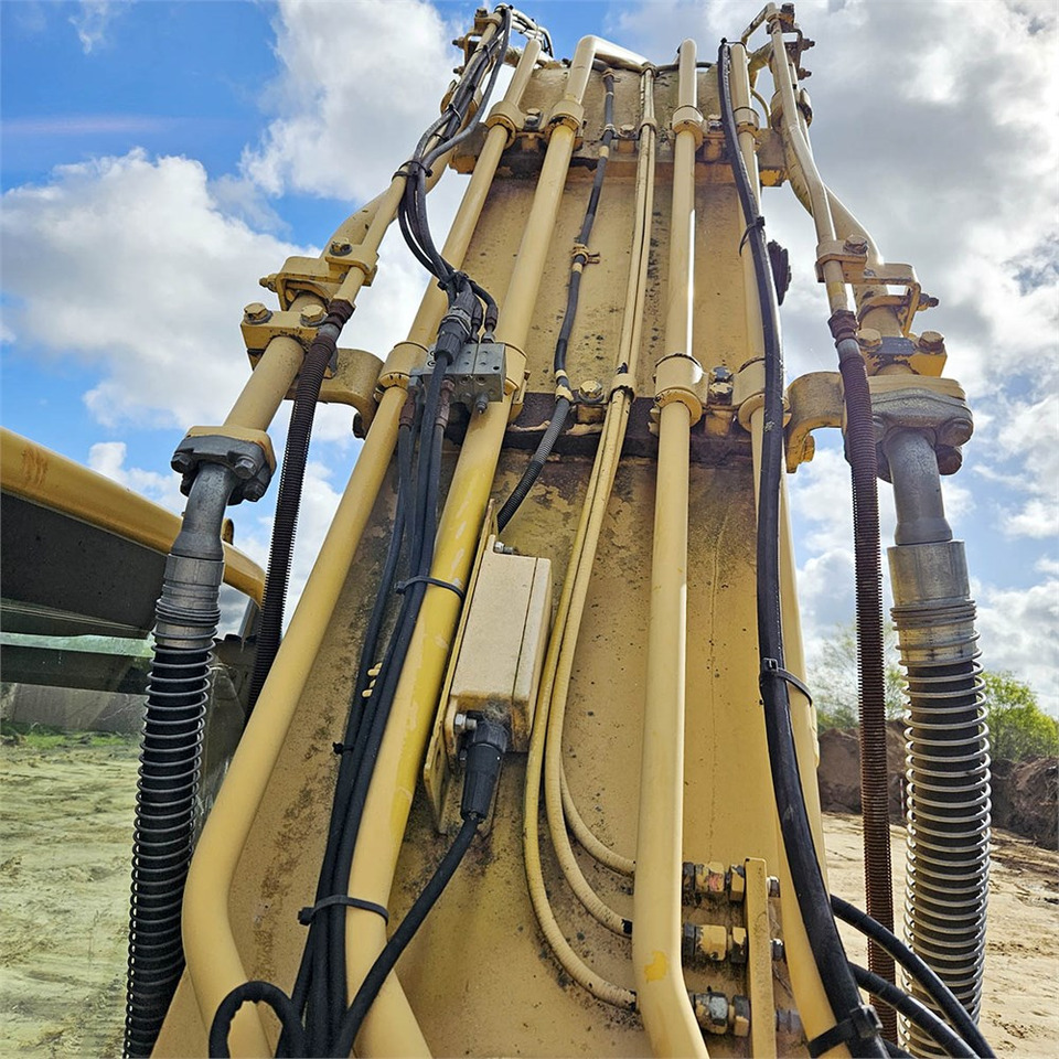 Crawler excavator Komatsu PC240 LC-8: picture 24