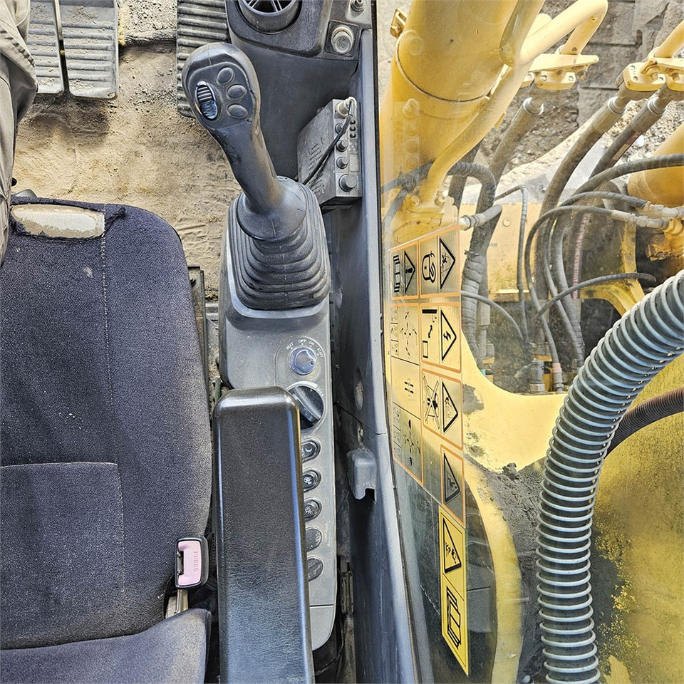 Crawler excavator Komatsu PC240 LC-8: picture 13