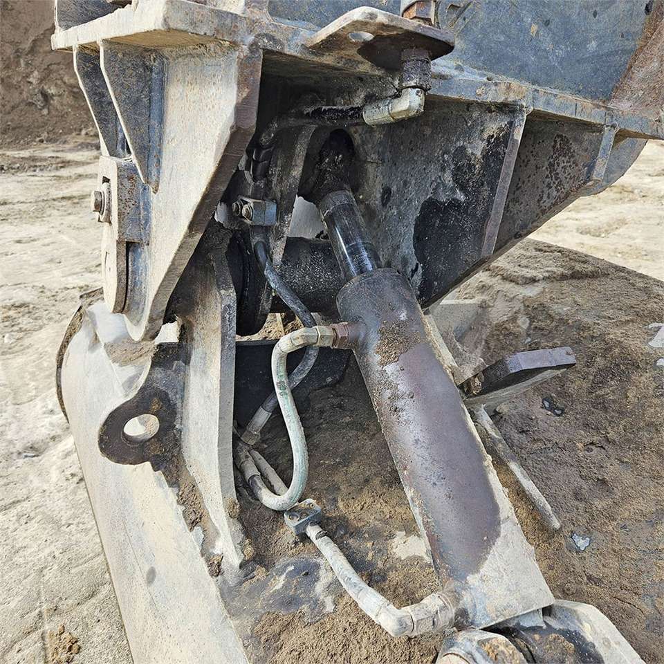 Crawler excavator Komatsu PC240 LC-8: picture 33