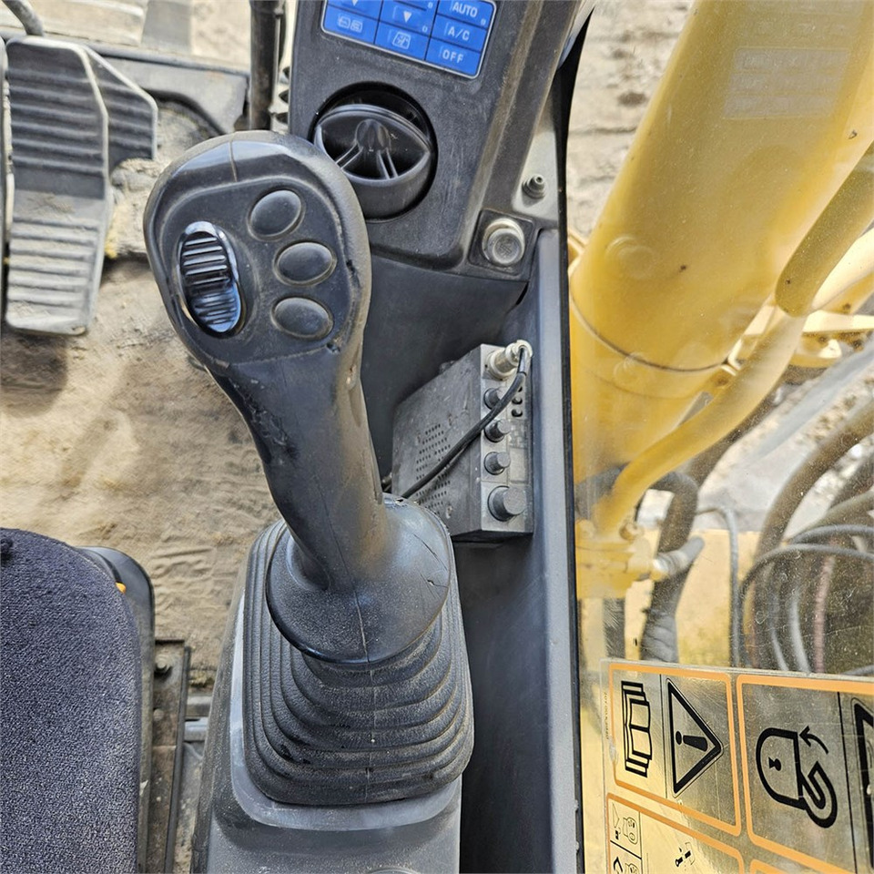 Crawler excavator Komatsu PC240 LC-8: picture 14