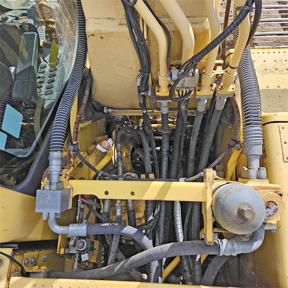 Crawler excavator Komatsu PC240 LC-8: picture 23