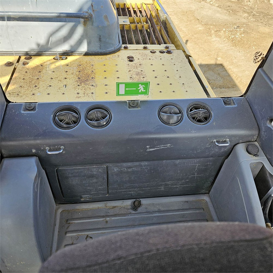 Crawler excavator Komatsu PC240 LC-8: picture 21