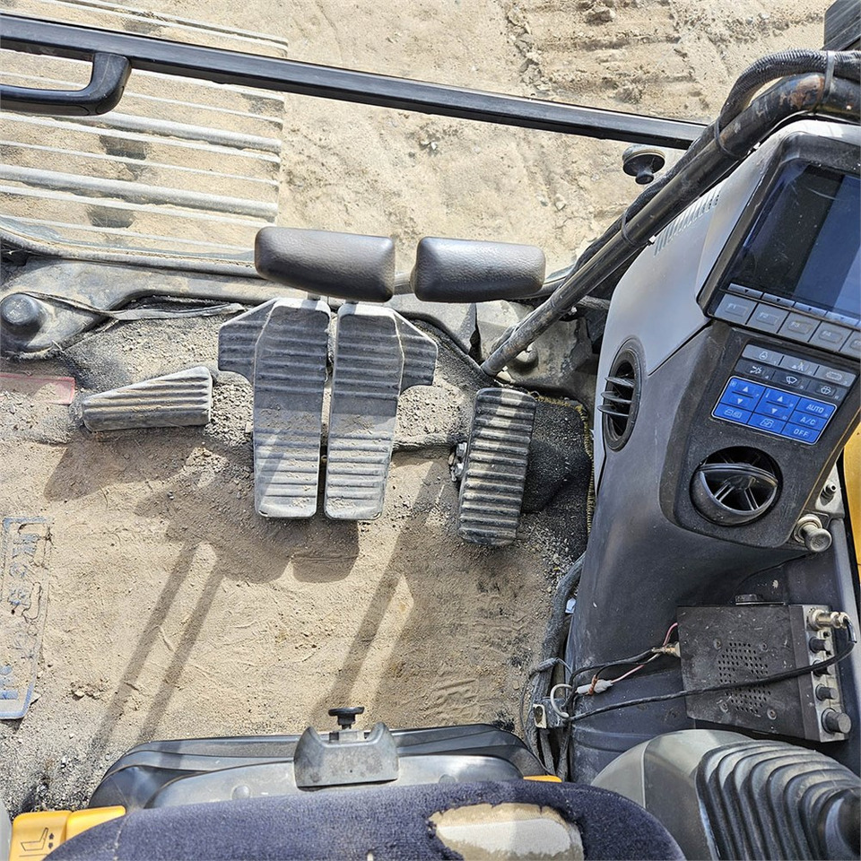 Crawler excavator Komatsu PC240 LC-8: picture 18