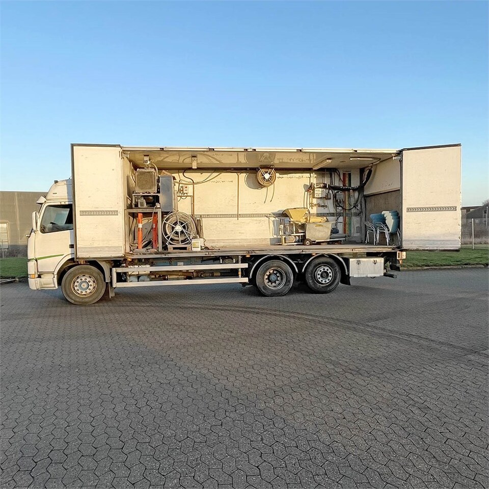 Volvo FM12 - Box truck: picture 2 Volvo FM12 - Box truck: picture 2