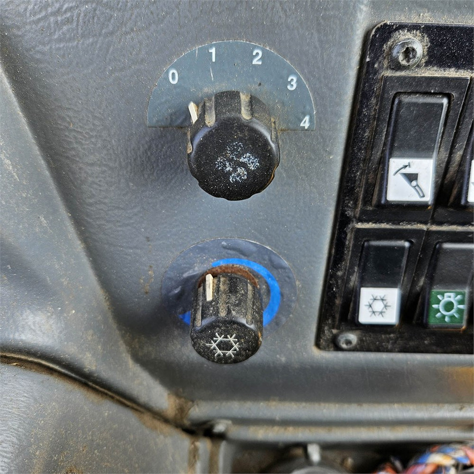 Wheel loader Volvo L70 B: picture 17