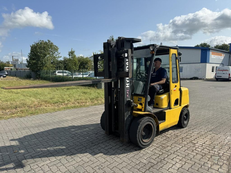 Hyundai 33D-7E - Diesel forklift: picture 1 Hyundai 33D-7E - Diesel forklift: picture 1
