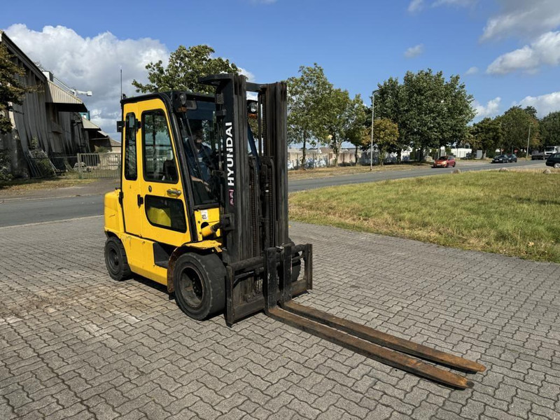 Hyundai 33D-7E - Diesel forklift: picture 5 Hyundai 33D-7E - Diesel forklift: picture 5