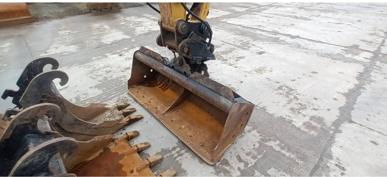 Crawler excavator CAT 307.5: picture 18